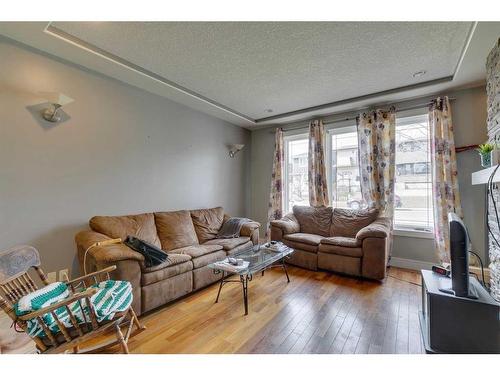 2402 25A Street Sw, Calgary, AB - Indoor Photo Showing Living Room