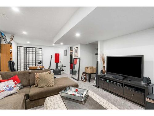 805-2001 Luxstone Boulevard Sw, Airdrie, AB - Indoor Photo Showing Living Room