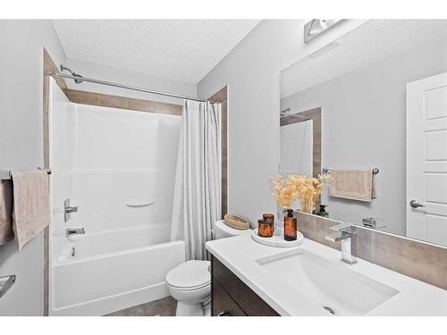 256 New Brighton Walk Se, Calgary, AB - Indoor Photo Showing Bathroom