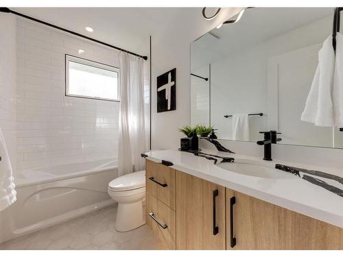 5355 Lakeview Drive Sw, Calgary, AB - Indoor Photo Showing Bathroom