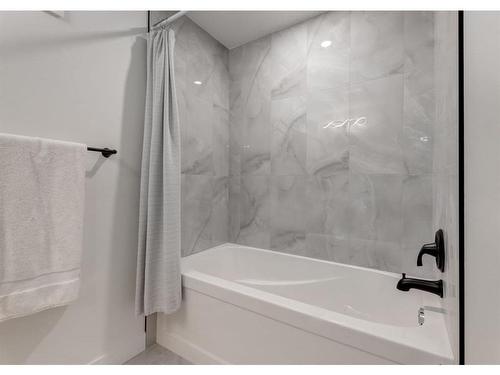5355 Lakeview Drive Sw, Calgary, AB - Indoor Photo Showing Bathroom