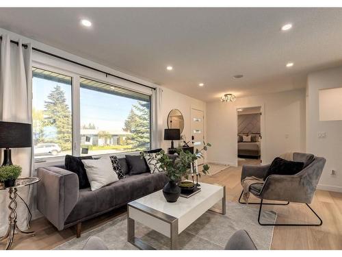 5355 Lakeview Drive Sw, Calgary, AB - Indoor Photo Showing Living Room