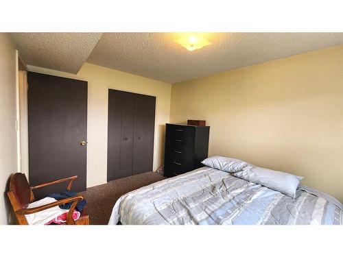 420 Sabrina Road Sw, Calgary, AB - Indoor Photo Showing Bedroom