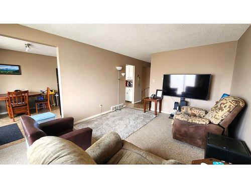 420 Sabrina Road Sw, Calgary, AB - Indoor Photo Showing Living Room