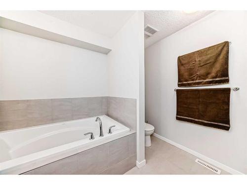 23 Walgrove Link Se, Calgary, AB - Indoor Photo Showing Bathroom