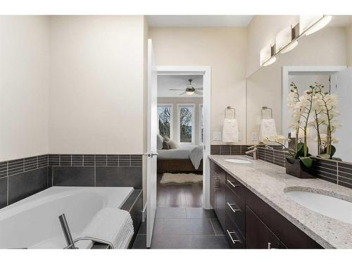 2238 31 Avenue Sw, Calgary, AB - Indoor Photo Showing Bathroom