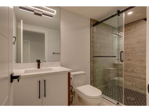 926 33A Street, Calgary, AB - Indoor Photo Showing Bathroom