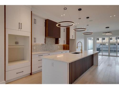 926 33A Street, Calgary, AB - Indoor Photo Showing Kitchen With Upgraded Kitchen