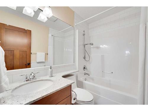 9065 9 Avenue Sw, Calgary, AB - Indoor Photo Showing Bathroom