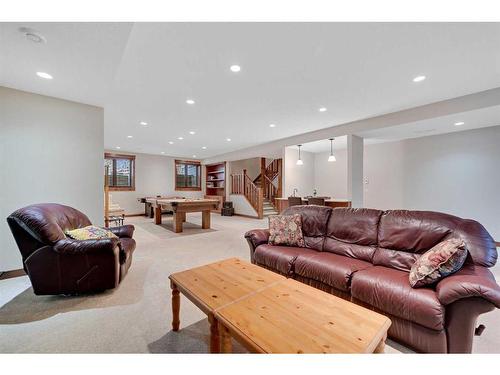 9065 9 Avenue Sw, Calgary, AB - Indoor Photo Showing Living Room