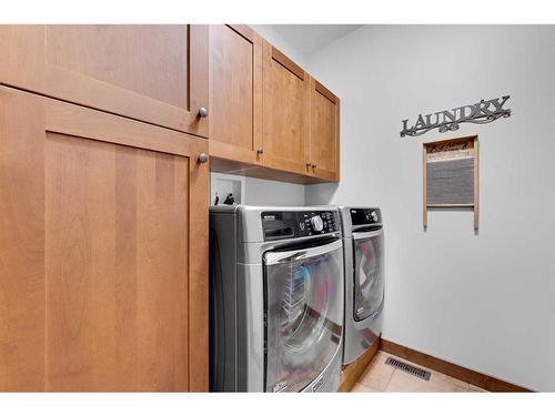 9065 9 Avenue Sw, Calgary, AB - Indoor Photo Showing Laundry Room