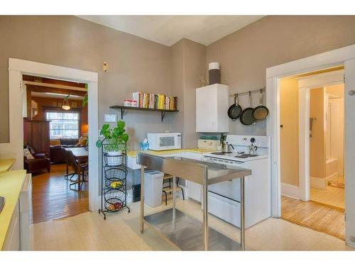 1719 13 Avenue Sw, Calgary, AB - Indoor Photo Showing Kitchen