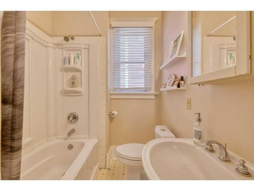 1719 13 Avenue Sw, Calgary, AB - Indoor Photo Showing Bathroom