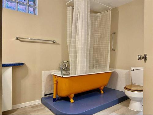 1719 13 Avenue Sw, Calgary, AB - Indoor Photo Showing Bathroom