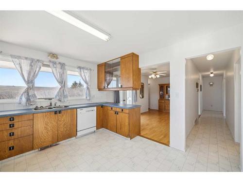 312031 Range Road 241, Rural Kneehill County, AB - Indoor Photo Showing Kitchen With Double Sink