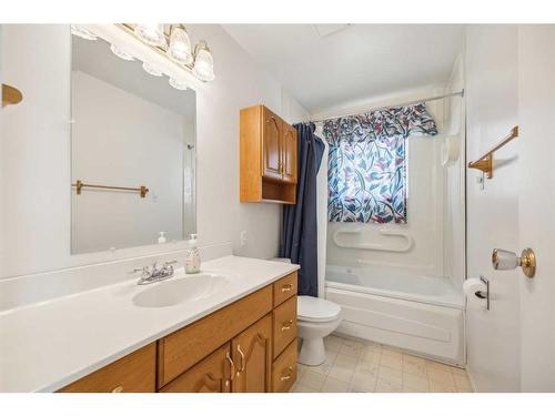 312031 Range Road 241, Rural Kneehill County, AB - Indoor Photo Showing Bathroom