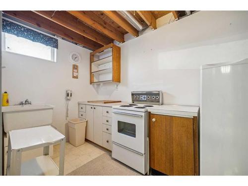 312031 Range Road 241, Rural Kneehill County, AB - Indoor Photo Showing Kitchen