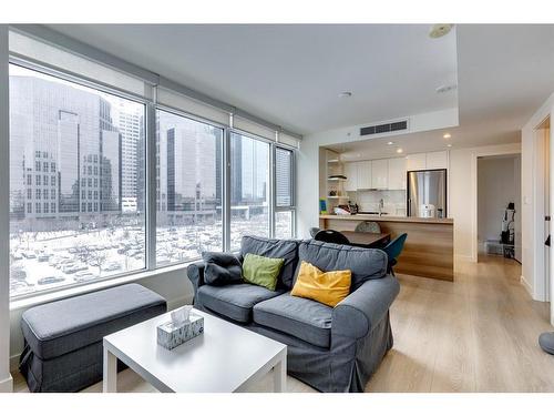 611-108 Waterfront Court Sw, Calgary, AB - Indoor Photo Showing Living Room