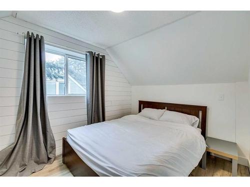 1246 Regal Crescent Ne, Calgary, AB - Indoor Photo Showing Bedroom