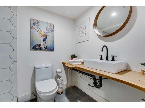 1246 Regal Crescent Ne, Calgary, AB - Indoor Photo Showing Bathroom