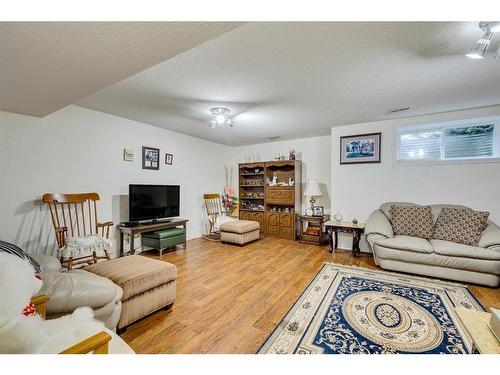 63 Wentworth Common Sw, Calgary, AB - Indoor Photo Showing Living Room