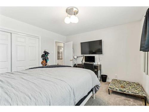 4407 46 Avenue Sw, Calgary, AB - Indoor Photo Showing Bedroom