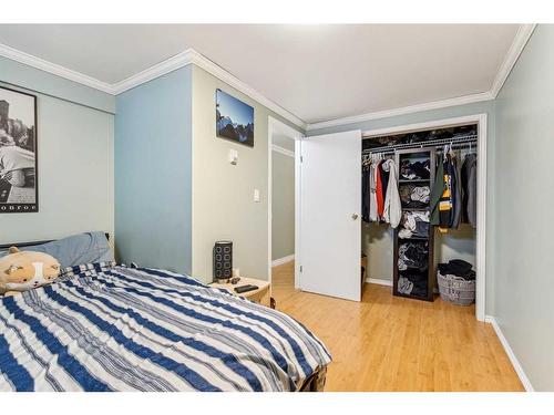 4407 46 Avenue Sw, Calgary, AB - Indoor Photo Showing Bedroom