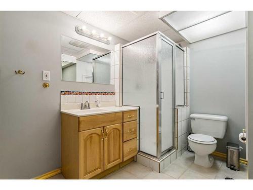 4407 46 Avenue Sw, Calgary, AB - Indoor Photo Showing Bathroom
