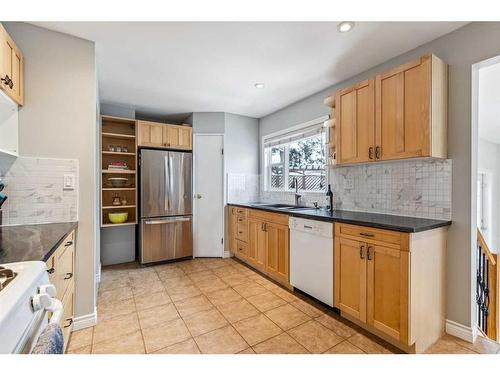 4407 46 Avenue Sw, Calgary, AB - Indoor Photo Showing Kitchen