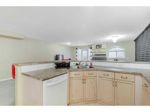 109-923 15 Avenue Sw, Calgary, AB - Indoor Photo Showing Kitchen