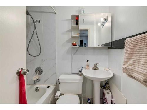 3004 14 Avenue Sw, Calgary, AB - Indoor Photo Showing Bathroom