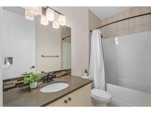 102 Bayview Circle Sw, Airdrie, AB - Indoor Photo Showing Bathroom