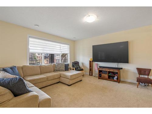 102 Bayview Circle Sw, Airdrie, AB - Indoor Photo Showing Living Room