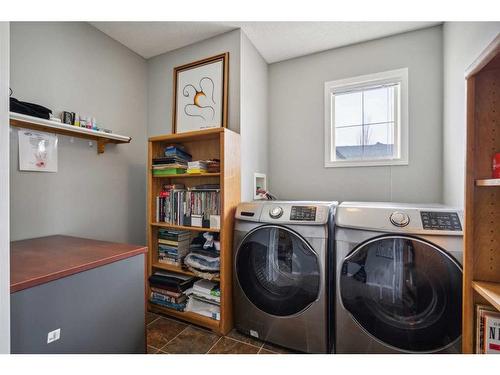 162 Everridge Gardens Sw, Calgary, AB - Indoor Photo Showing Laundry Room