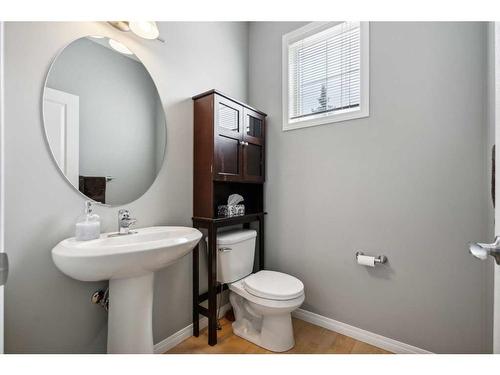 162 Everridge Gardens Sw, Calgary, AB - Indoor Photo Showing Bathroom