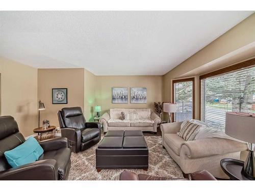 135 Rundleview Drive Ne, Calgary, AB - Indoor Photo Showing Living Room
