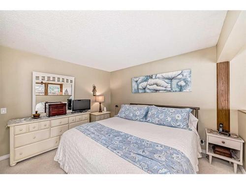 135 Rundleview Drive Ne, Calgary, AB - Indoor Photo Showing Bedroom