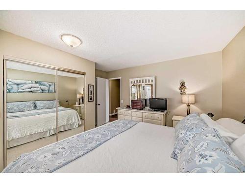 135 Rundleview Drive Ne, Calgary, AB - Indoor Photo Showing Bedroom