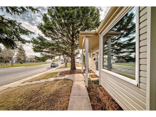 135 Rundleview Drive Ne, Calgary, AB - Outdoor