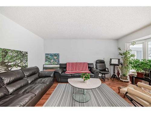 7 Hawksley Crescent Nw, Calgary, AB - Indoor Photo Showing Living Room