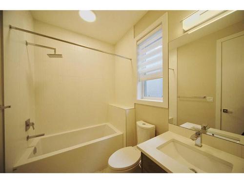 1710 50 Avenue Sw, Calgary, AB - Indoor Photo Showing Bathroom