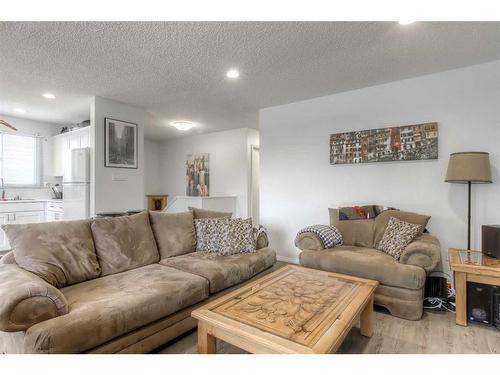 11205/11207 11 Street Sw, Calgary, AB - Indoor Photo Showing Living Room