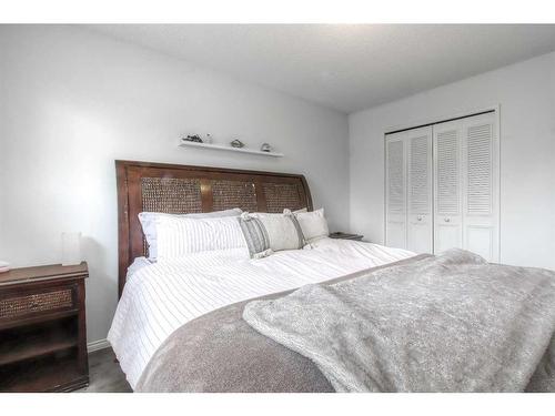 11205/11207 11 Street Sw, Calgary, AB - Indoor Photo Showing Bedroom