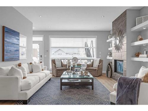 4927 21 Avenue Nw, Calgary, AB - Indoor Photo Showing Living Room