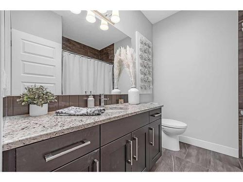 4927 21 Avenue Nw, Calgary, AB - Indoor Photo Showing Bathroom