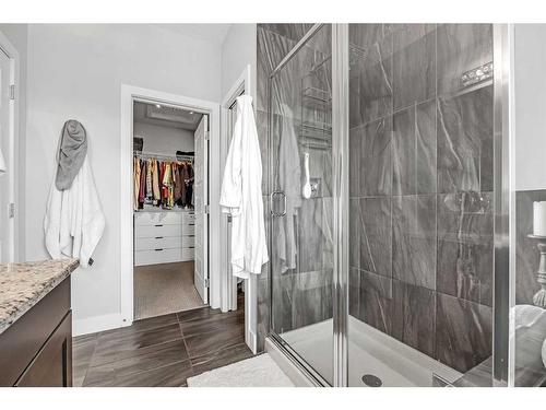 4927 21 Avenue Nw, Calgary, AB - Indoor Photo Showing Bathroom