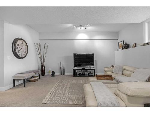 4927 21 Avenue Nw, Calgary, AB - Indoor Photo Showing Other Room