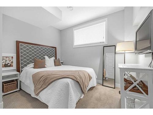 4927 21 Avenue Nw, Calgary, AB - Indoor Photo Showing Bedroom