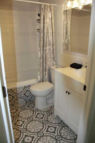 10 Centre Street, Strathmore, AB - Indoor Photo Showing Bathroom