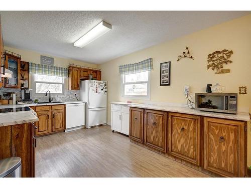 228 47 Ave W, Claresholm, AB - Indoor Photo Showing Kitchen
